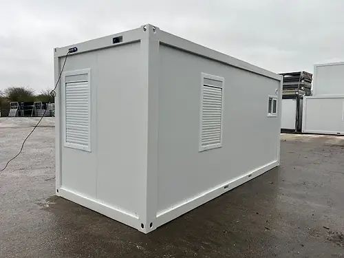 Contenedor de oficina con baño y almacenamiento