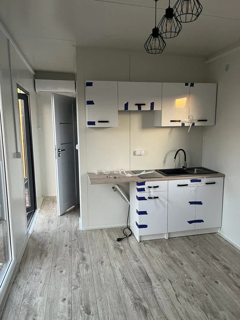 Grand contenedor para oficina con cabina de ducha y muebles de cocina